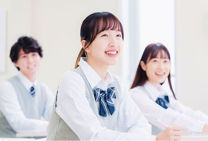 教室で学ぶ生徒たちの様子