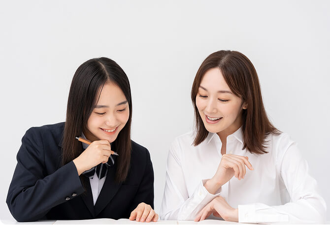 講師が生徒に学習をサポートする様子