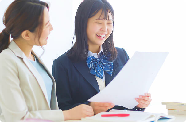 講師が生徒に説明している様子