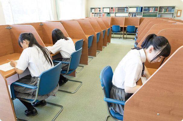 自習室で勉強する生徒の様子